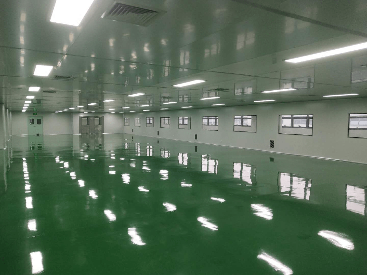 微电子无尘车间人员污染控制：更衣室与风淋室协同设计